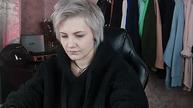 Snapshot of EvaBrownie chatting on 01-29-25, 08:18 EvaBrownie online show from 01-29-25, 08:18