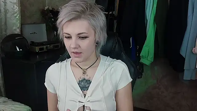 Snapshot of EvaBrownie chatting on 02-02-25, 09:30 EvaBrownie online show from 02-02-25, 09:30