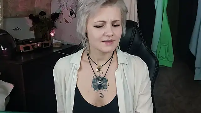 Snapshot of EvaBrownie chatting on 02-04-25, 02:43 EvaBrownie online show from 02-04-25, 02:43