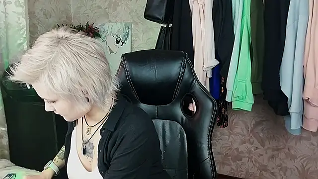 Snapshot of EvaBrownie chatting on 02-05-25, 09:57 EvaBrownie online show from 02-05-25, 09:57