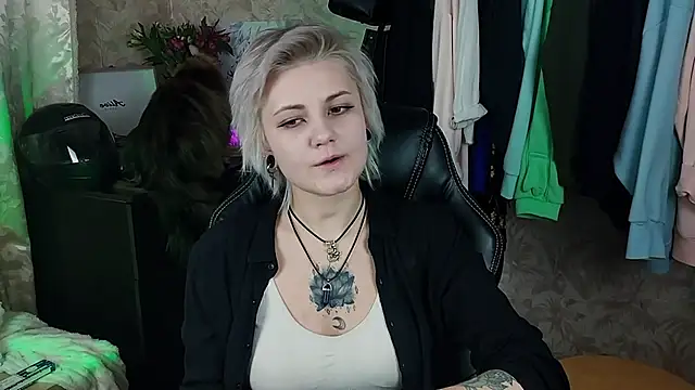 Snapshot of EvaBrownie chatting on 02-05-25, 01:11 EvaBrownie online show from 02-05-25, 01:11