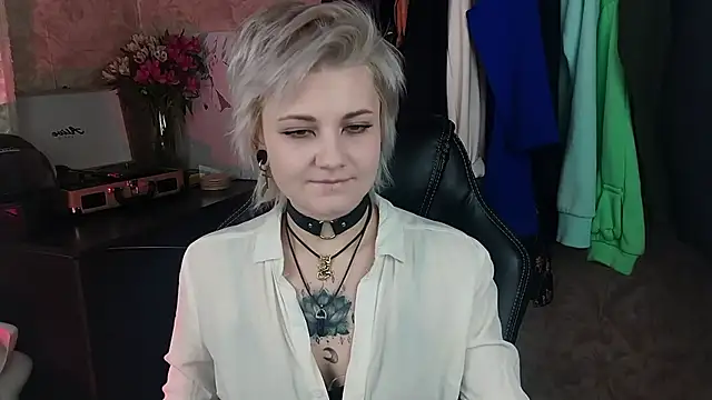 Snapshot of EvaBrownie chatting on 02-11-25, 08:15 EvaBrownie online show from 02-11-25, 08:15
