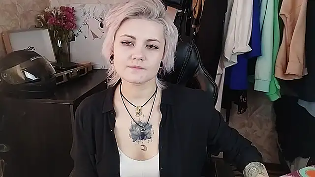 Snapshot of EvaBrownie chatting on 02-22-25, 10:18 EvaBrownie online show from 02-22-25, 10:18