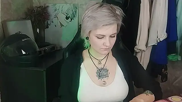 Snapshot of EvaBrownie chatting on 02-27-25, 02:21 EvaBrownie online show from 02-27-25, 02:21