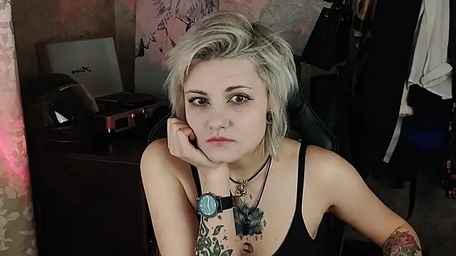 Snapshot of EvaBrownie chatting on 03-05-25, 12:11 EvaBrownie online show from 03-05-25, 12:11