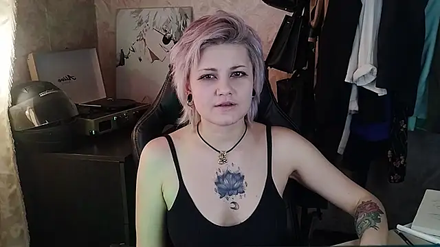 Snapshot of EvaBrownie chatting on 03-08-25, 11:27 EvaBrownie online show from 03-08-25, 11:27