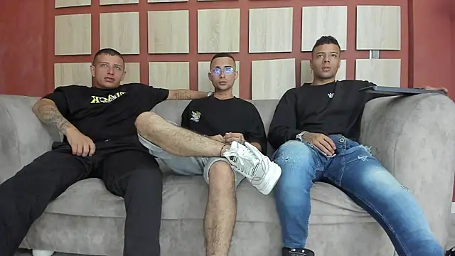 Snapshot of friendship_x chatting on 02-22-25, 01:00 friendship x online show from 02-22-25, 01:00