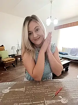 Snapshot of Vintasia chatting on 10-06-25, 10:34 Vintasia online show from 10-06-25, 10:34