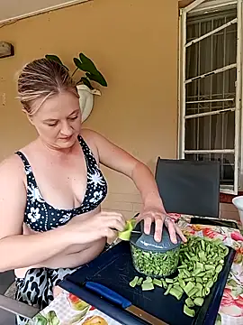 Snapshot of Vintasia chatting on 12-20-25, 10:22 Vintasia online show from 12-20-25, 10:22