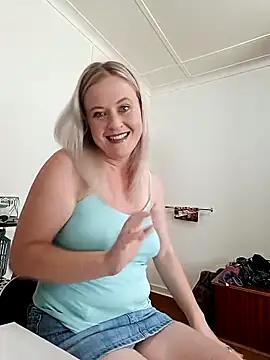 Snapshot of Vintasia chatting on 12-22-25, 11:18 Vintasia online show from 12-22-25, 11:18