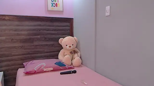 Snapshot of AdaaMillan chatting on 10-08-25, 11:30 AdaaMillan online show from 10-08-25, 11:30