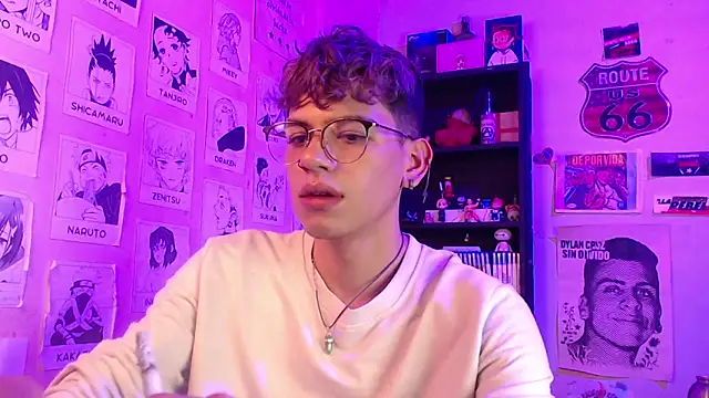 Snapshot of Mickey_Magic chatting on 02-02-25, 08:35 Mickey Magic online show from 02-02-25, 08:35