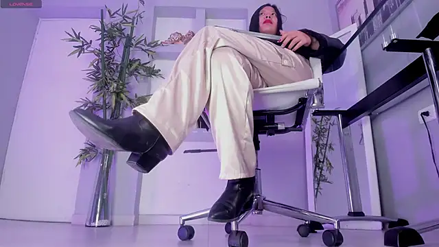 hannah howeell   online show from 10-21-25, 10:05