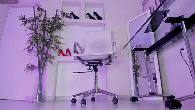 hannah howeell   online show from 04-06-26, 09:54