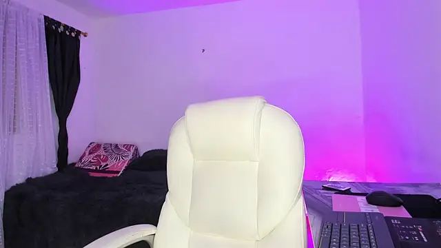 Snapshot of ashanty_b5 chatting on 12-23-25, 01:03 ashanty b5 online show from 12-23-25, 01:03