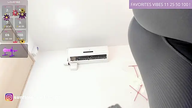 Snapshot of LissMonroe chatting on 01-28-25, 10:45 LissMonroe online show from 01-28-25, 10:45