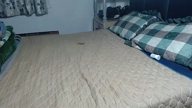 Snapshot of bubblendz1988 chatting on 10-28-25, 04:42 bubblendz1988 online show from 10-28-25, 04:42