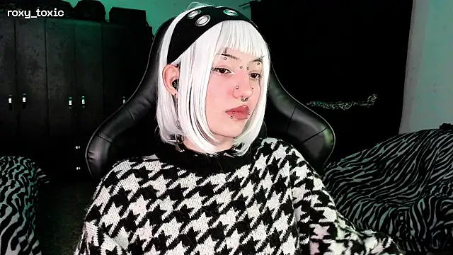 roxy toxic online show from 11-19-25, 02:00