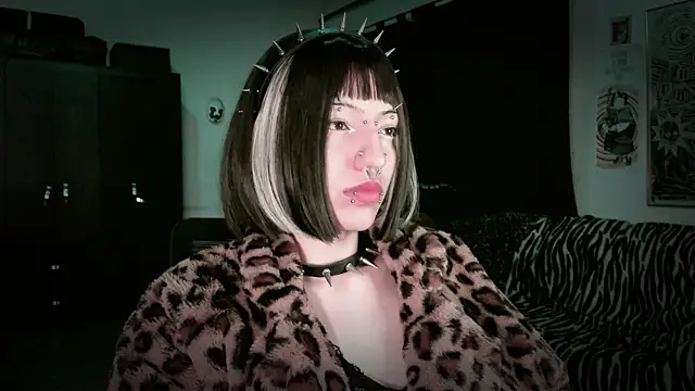 Snapshot of roxy_toxic chatting on 05-14-26, 12:17 roxy toxic online show from 05-14-26, 12:17
