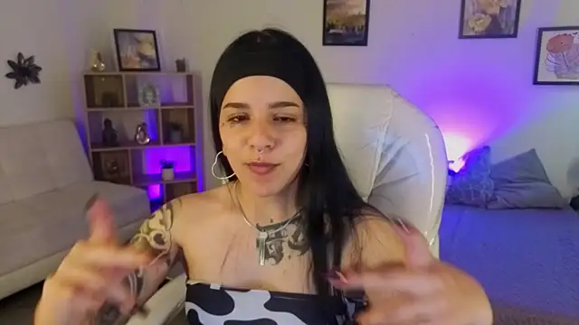 Nicole Foxx  online show from 10-16-25, 07:48