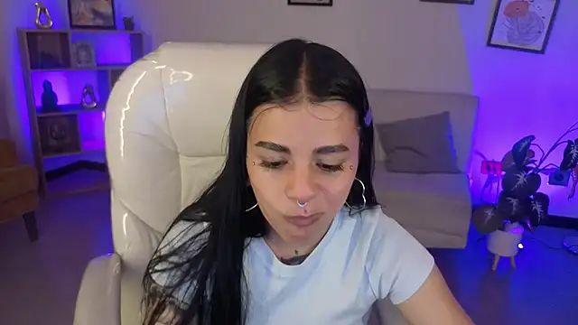 Nicole Foxx  online show from 11-18-25, 07:18