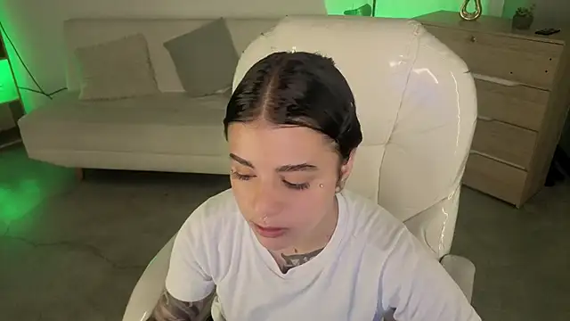 Nicole Foxx  online show from 12-13-25, 07:53