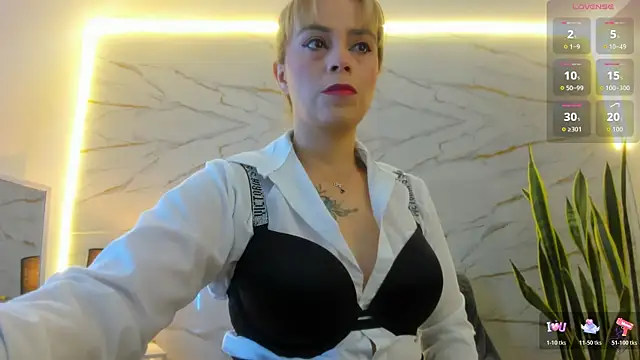 Snapshot of RayaCarr_ chatting on 05-14-26, 01:07 RayaCarr online show from 05-14-26, 01:07