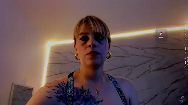 Snapshot of RayaCarr_ chatting on 06-02-26, 01:02 RayaCarr online show from 06-02-26, 01:02