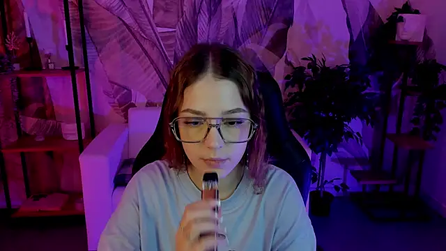 PamBeesly online show from 01-28-25, 02:31