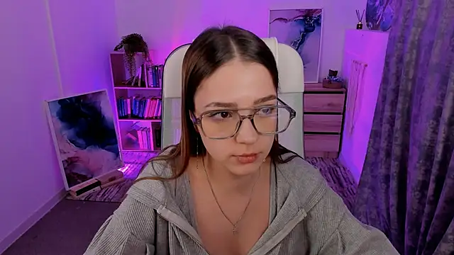 PamBeesly online show from 02-26-25, 08:04