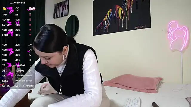 Snapshot of Emmie_Hot chatting on 02-04-25, 12:11 Emmie Hot online show from 02-04-25, 12:11