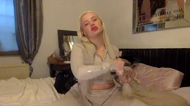 Snapshot of blissdimicco chatting on 01-27-25, 03:39 blissdimicco online show from 01-27-25, 03:39