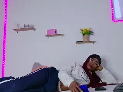 nahomy james25 online show from 02-01-25, 02:56