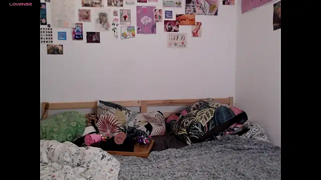 AdorahB3ll3 online show from 12-16-25, 08:14