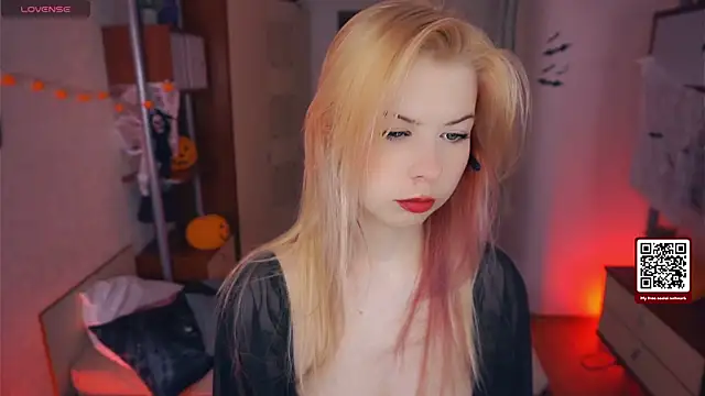 LynetHakes online show from 10-30-25, 04:25