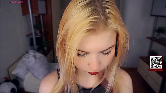 LynetHakes online show from 11-17-25, 04:18