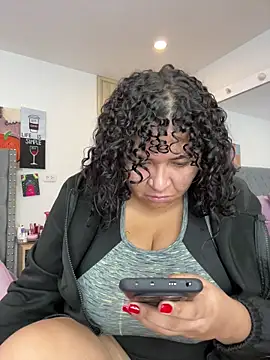 Snapshot of KarlaWild chatting on 10-13-25, 01:33 KarlaWild online show from 10-13-25, 01:33