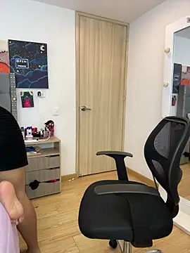 Snapshot of KarlaWild chatting on 11-14-25, 12:31 KarlaWild online show from 11-14-25, 12:31