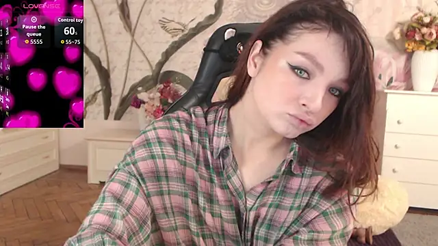 Snapshot of BritneyBarker chatting on 10-31-25, 03:18 BritneyBarker online show from 10-31-25, 03:18