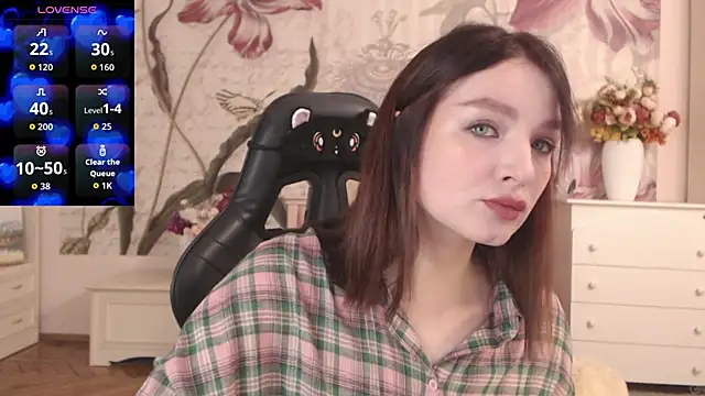 Snapshot of BritneyBarker chatting on 11-18-25, 02:17 BritneyBarker online show from 11-18-25, 02:17