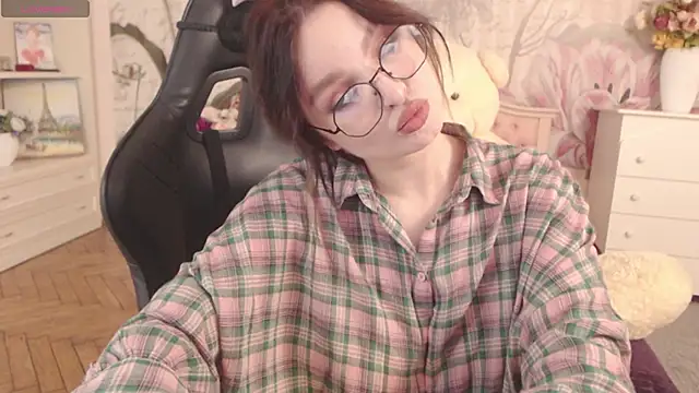 Snapshot of BritneyBarker chatting on 11-26-25, 12:11 BritneyBarker online show from 11-26-25, 12:11