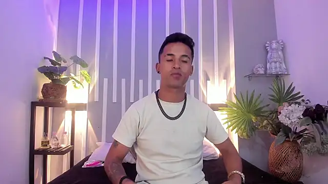 Snapshot of Nikki_and_Mayk chatting on 11-14-25, 02:43 Nikki and Mayk online show from 11-14-25, 02:43