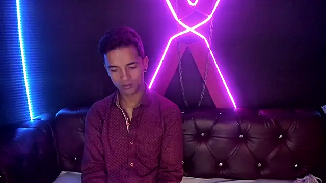 Snapshot of Nikki_and_Mayk chatting on 11-28-25, 02:36 Nikki and Mayk online show from 11-28-25, 02:36