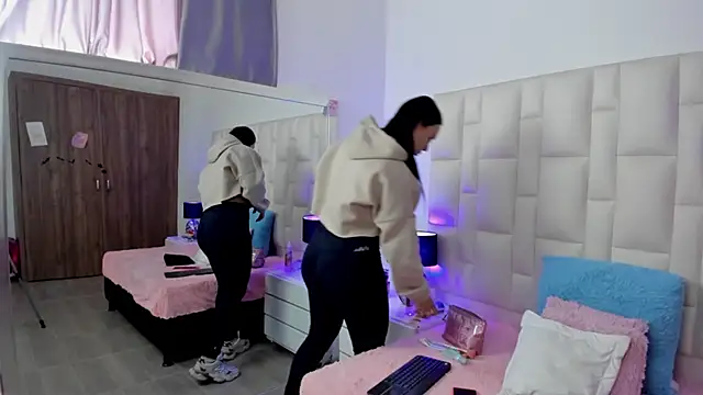 Ariana rouse online show from 11-22-25, 04:39