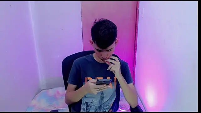 Snapshot of Alexxx_lov chatting on 02-08-25, 12:28 Alexxx lov online show from 02-08-25, 12:28