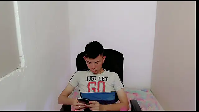 Snapshot of Alexxx_lov chatting on 02-25-25, 12:34 Alexxx lov online show from 02-25-25, 12:34