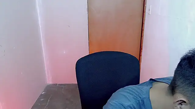 Snapshot of Alexxx_lov chatting on 09-11-25, 01:00 Alexxx lov online show from 09-11-25, 01:00