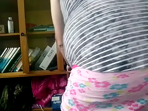 Snapshot of Adrianka chatting on 10-20-25, 06:58 Adrianka online show from 10-20-25, 06:58