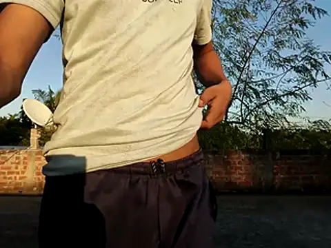 Snapshot of HomeCum chatting on 11-18-25, 10:31 HomeCum online show from 11-18-25, 10:31