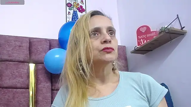 VICTORIAHANK  online show from 04-27-26, 07:45